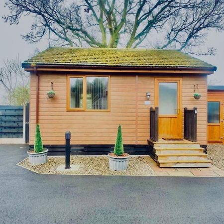 Cherry Cabin With Hot Tub York Esterno foto