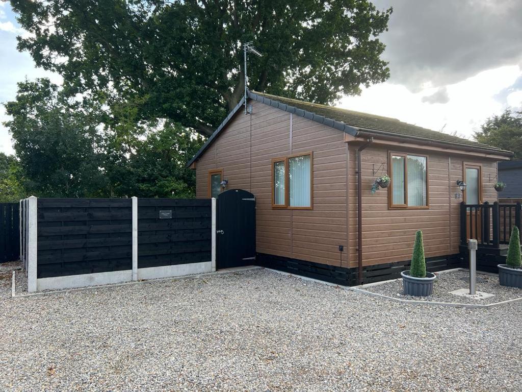 Cherry Cabin With Hot Tub York Esterno foto