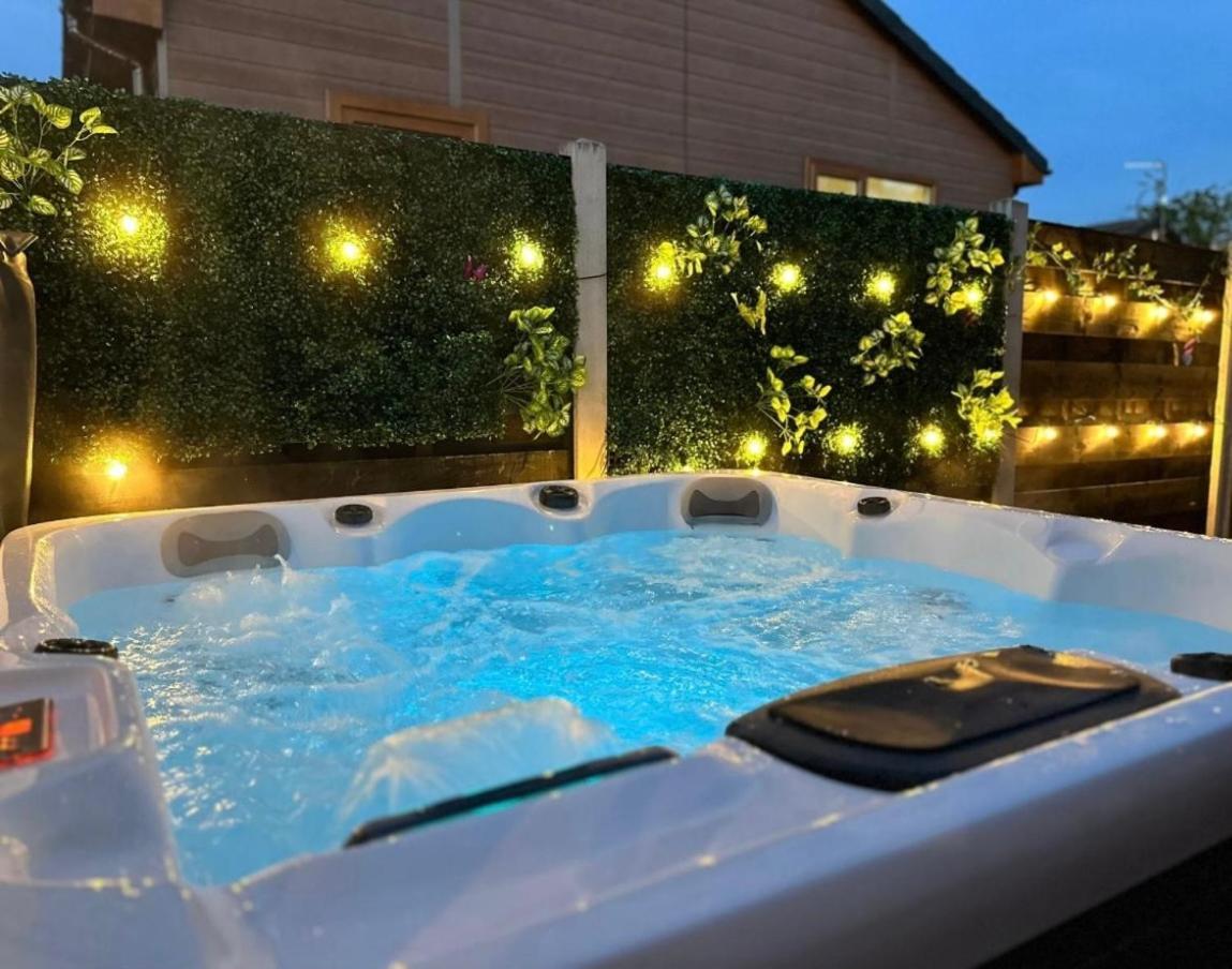 Cherry Cabin With Hot Tub York Esterno foto