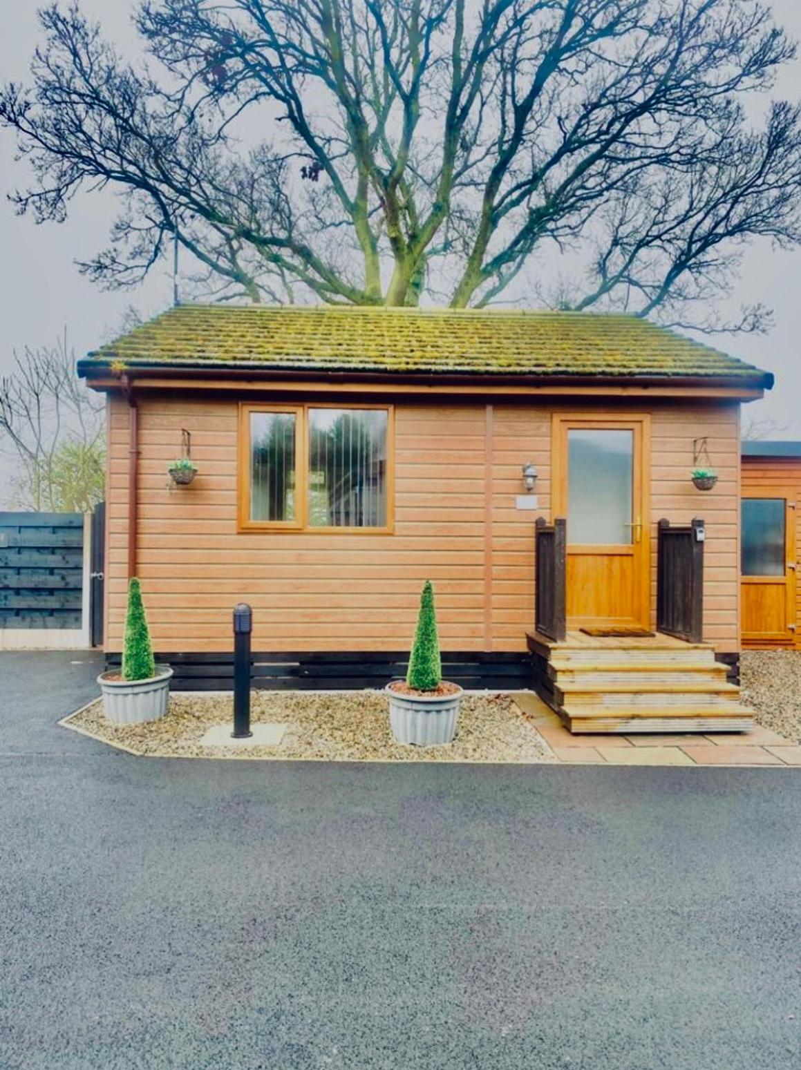 Cherry Cabin With Hot Tub York Esterno foto